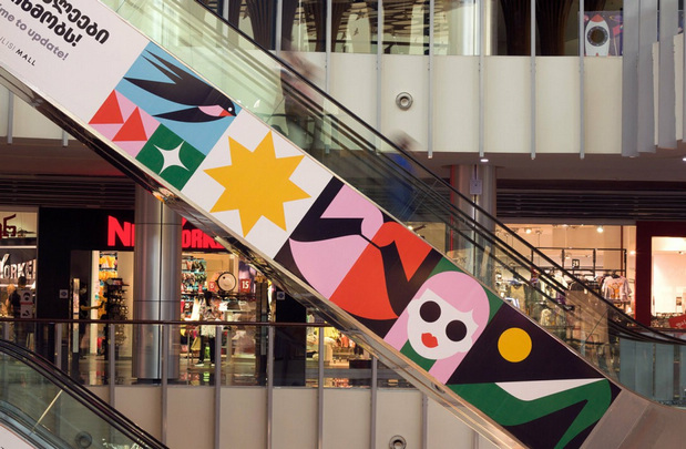 多彩色的搭配更显年轻时尚