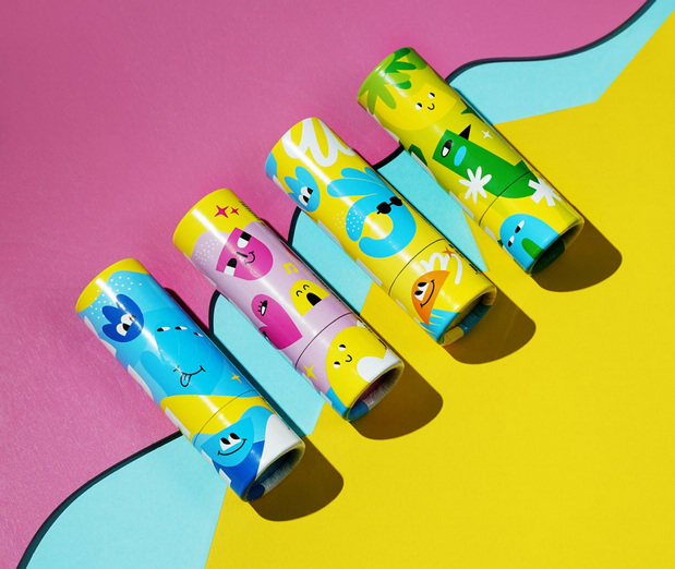 多彩色的搭配更显年轻时尚