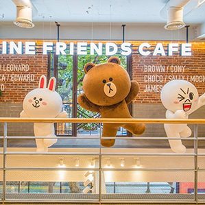 卡通吉祥物发展趋势 />当今艺术设计活跃、开放,改变了不仅是传统的审美趣味,也改变了整个设计观念和设计走向。这缘自于现代人面对科学、经济迅速发展心理所进行的改变。年轻人成为最厂泛的消费阶层,促使了卡通动漫成为了生活中的艺术。

			<div class=