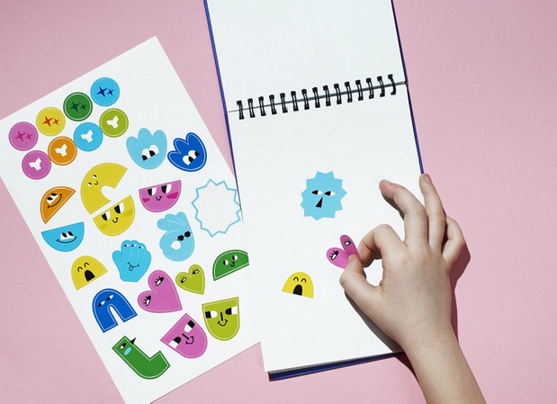 多彩色的搭配更显年轻时尚