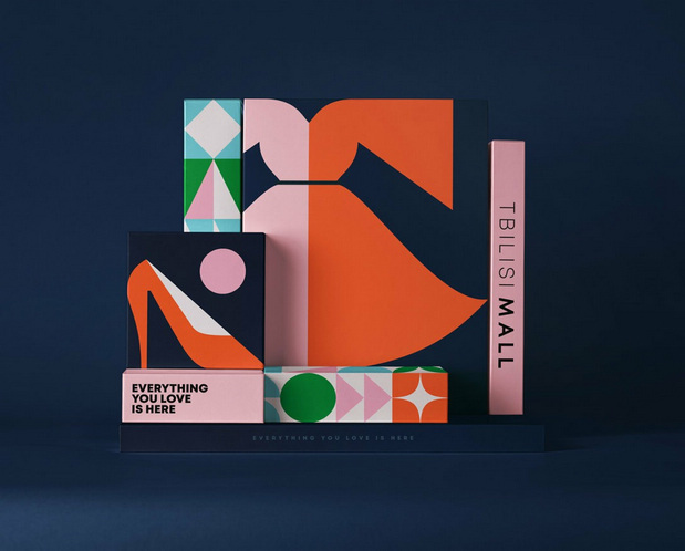 多彩色的搭配更显年轻时尚