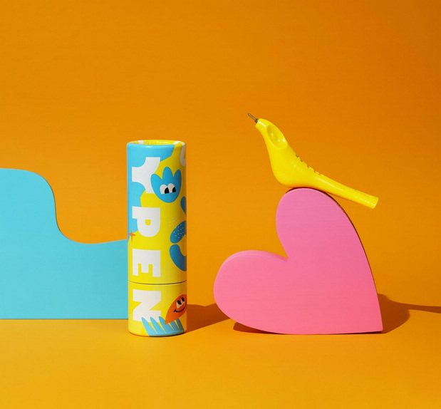 多彩色的搭配更显年轻时尚