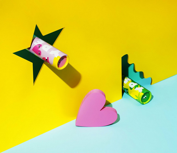 多彩色的搭配更显年轻时尚