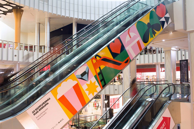 多彩色的搭配更显年轻时尚