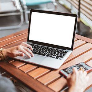 设计师一定要谨记三不设计 />1、未与决策人沟通不设计；
基层领导个个处心积虑，心怀鬼胎，想在老板面前刻意表现自己，自认为揣摩清楚老板的心思和想法，传递给设计师们很多误导信息，往往给设计师们设置很多障碍，无法沟通事情本质及重点，使事情云山雾绕！！

			<div class=