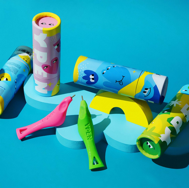 多彩色的搭配更显年轻时尚