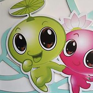 校园吉祥物造型设计的特点 />校园吉祥物的设计具有特指性，是校园精神的产物。校园吉祥物的设计不仅仅是平面设计视觉符号，还应该考虑到吉祥物的民族性、地域性、历史性和文化内涵的思想表达。如何在此消彼长的往返交替中，用立体化存在形式塑造具有亲和力的视觉图形。 <img fetchpriority=